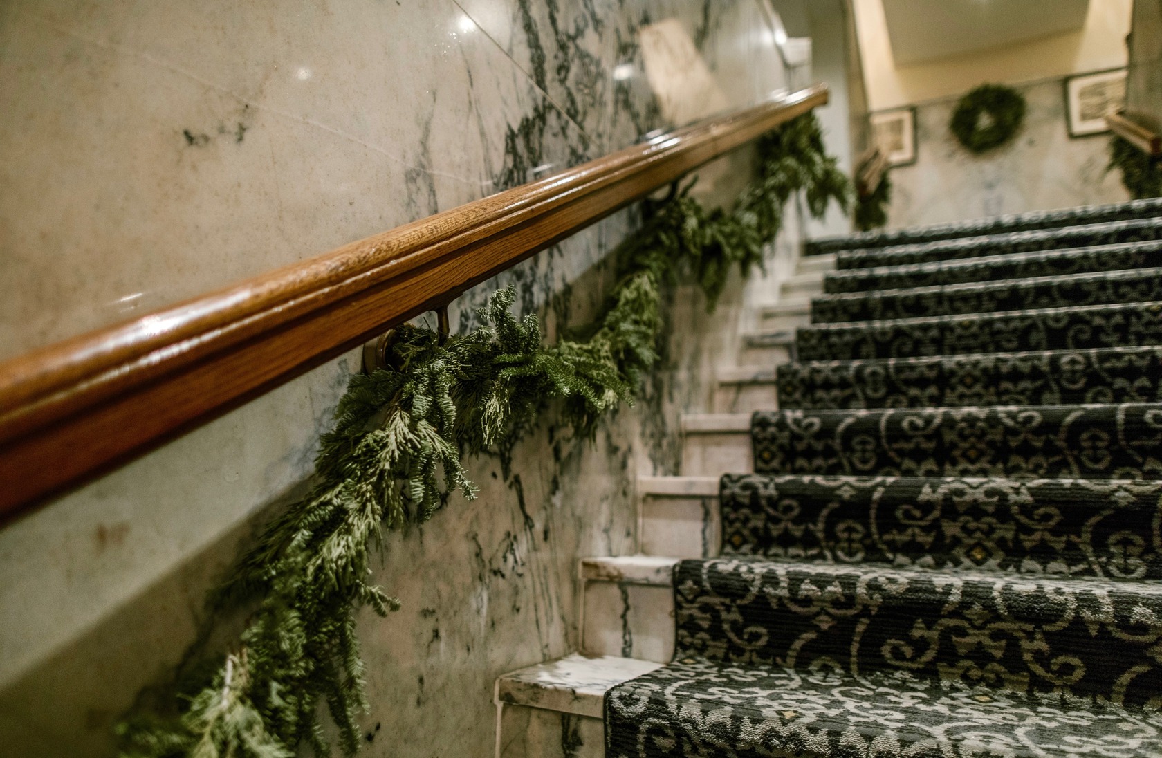 teatro staircase garland