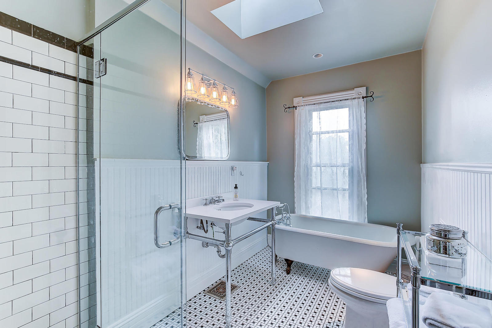 2222 Irving bath photo courtesy of live urban real estate