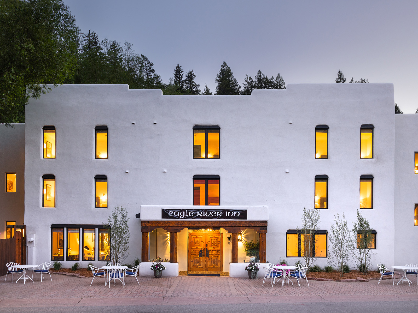 Exterior of the Eagle River Inn