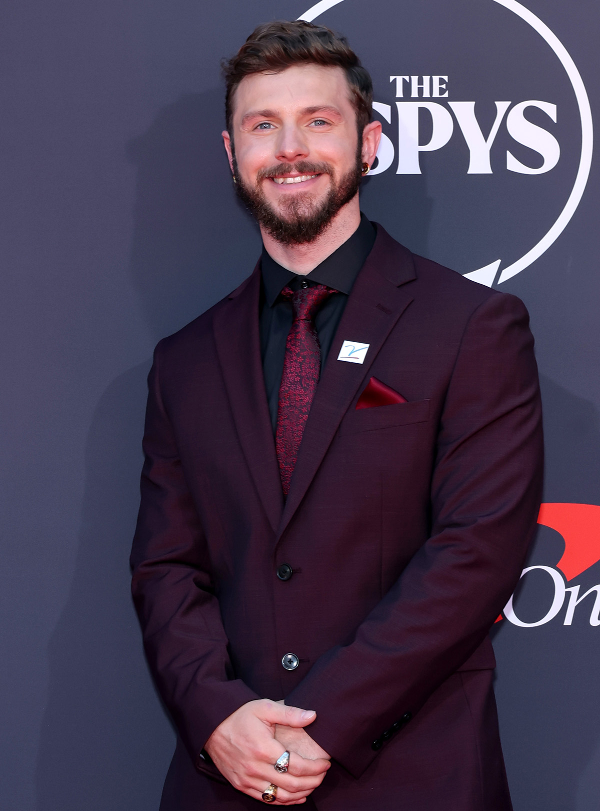 Noah Elliott poses at the ESPY Awards in a maroon suit.