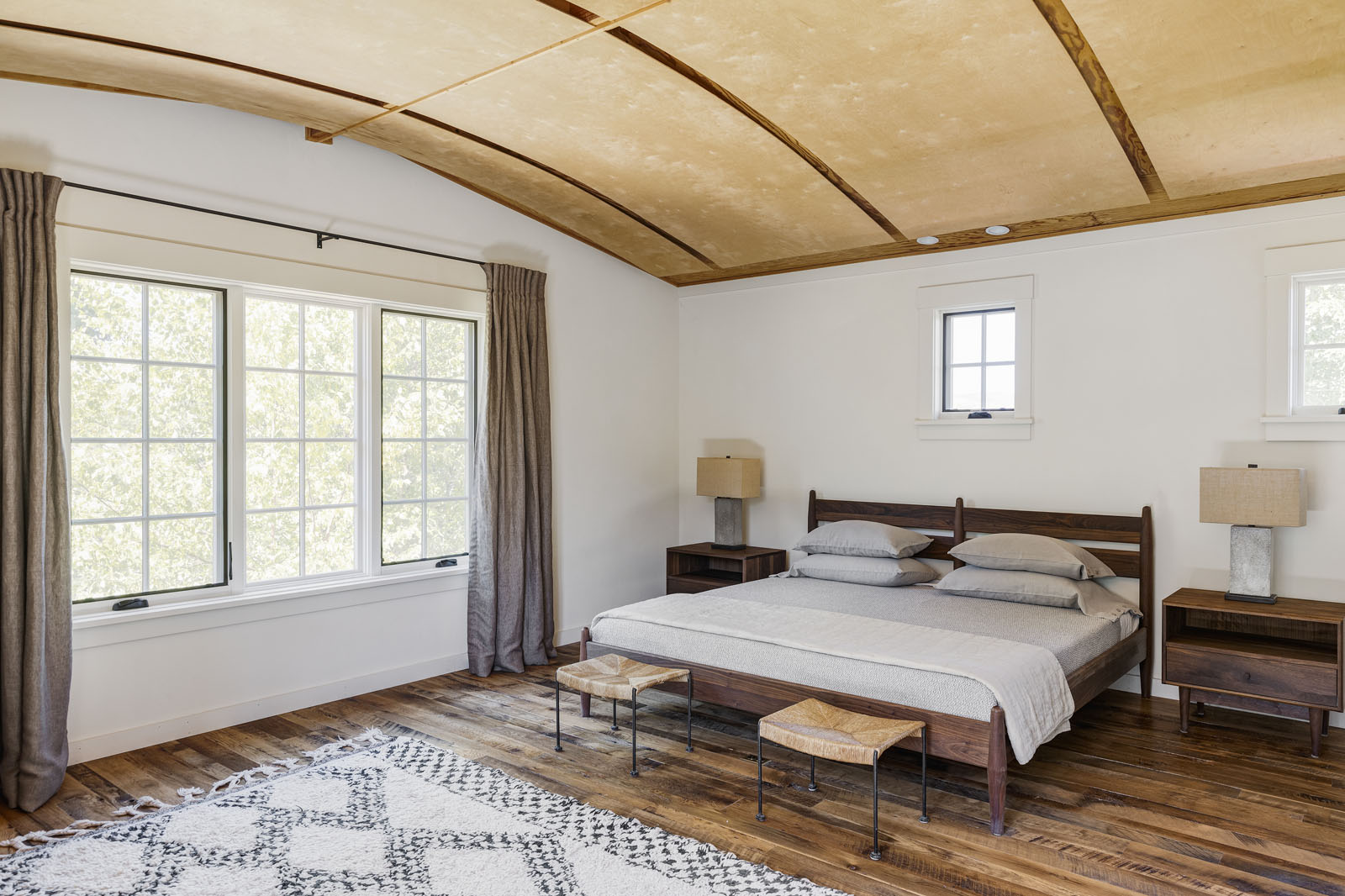 Bedroom with an arched ceiling