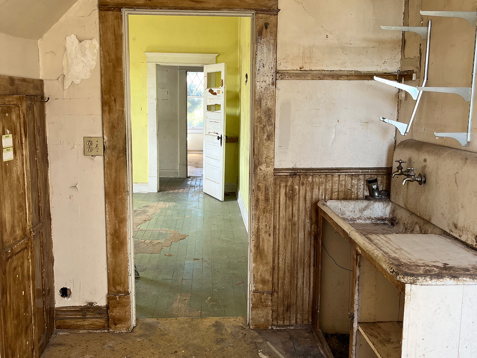 Old bedroom with a sink in it