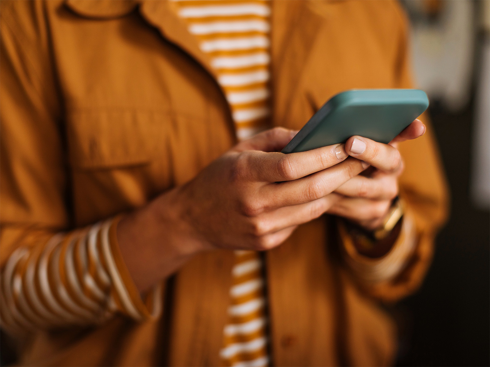 Hands holding a phone