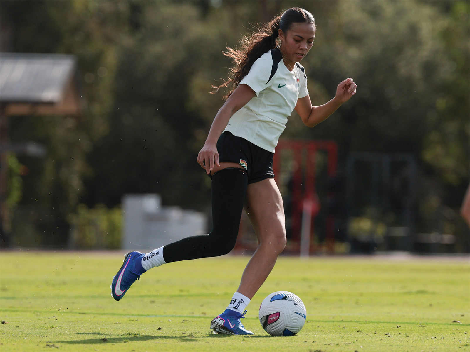 Ally Brazier dribbling a soccer ball