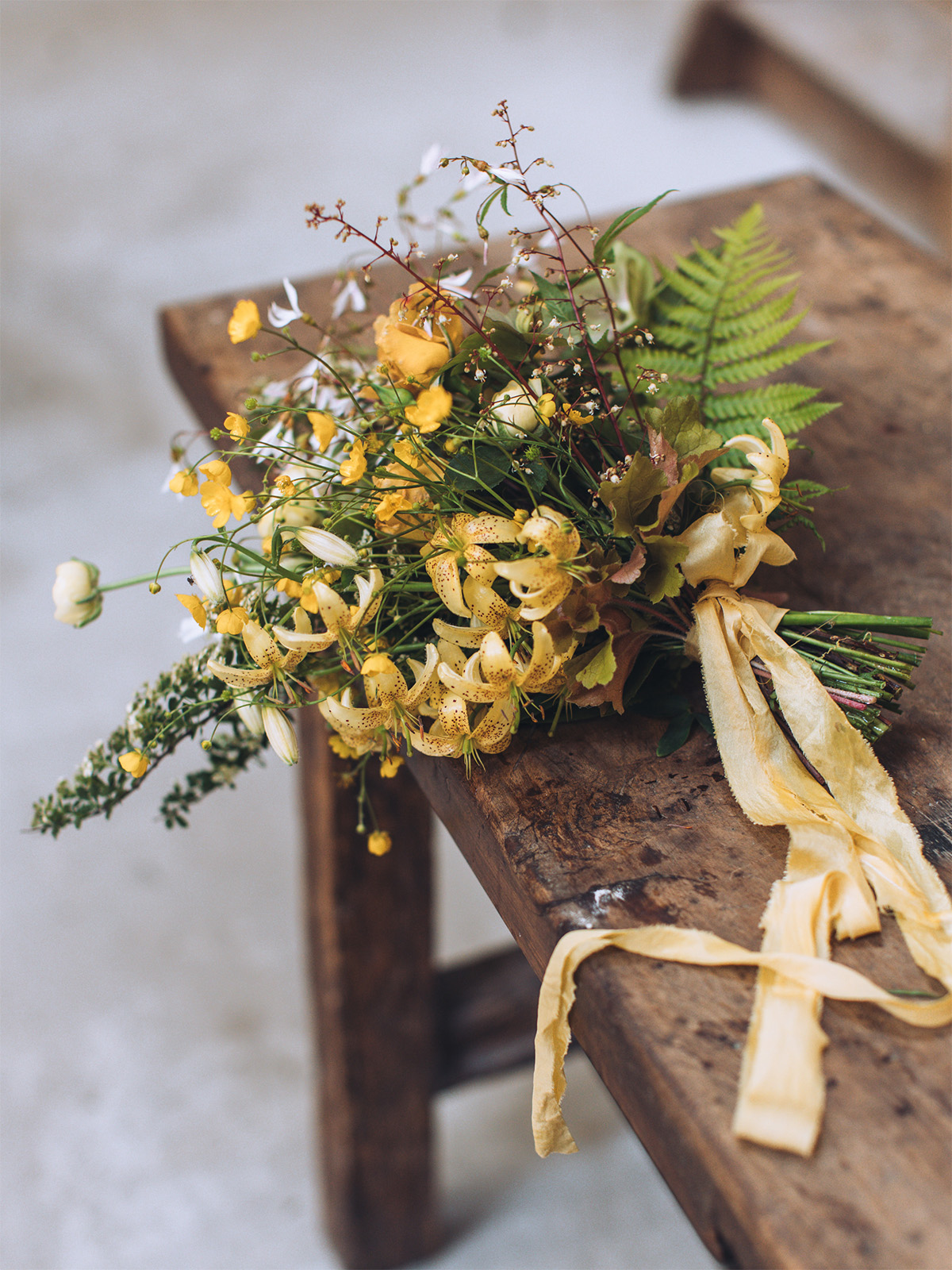A bouquet of yellow and white flowers
