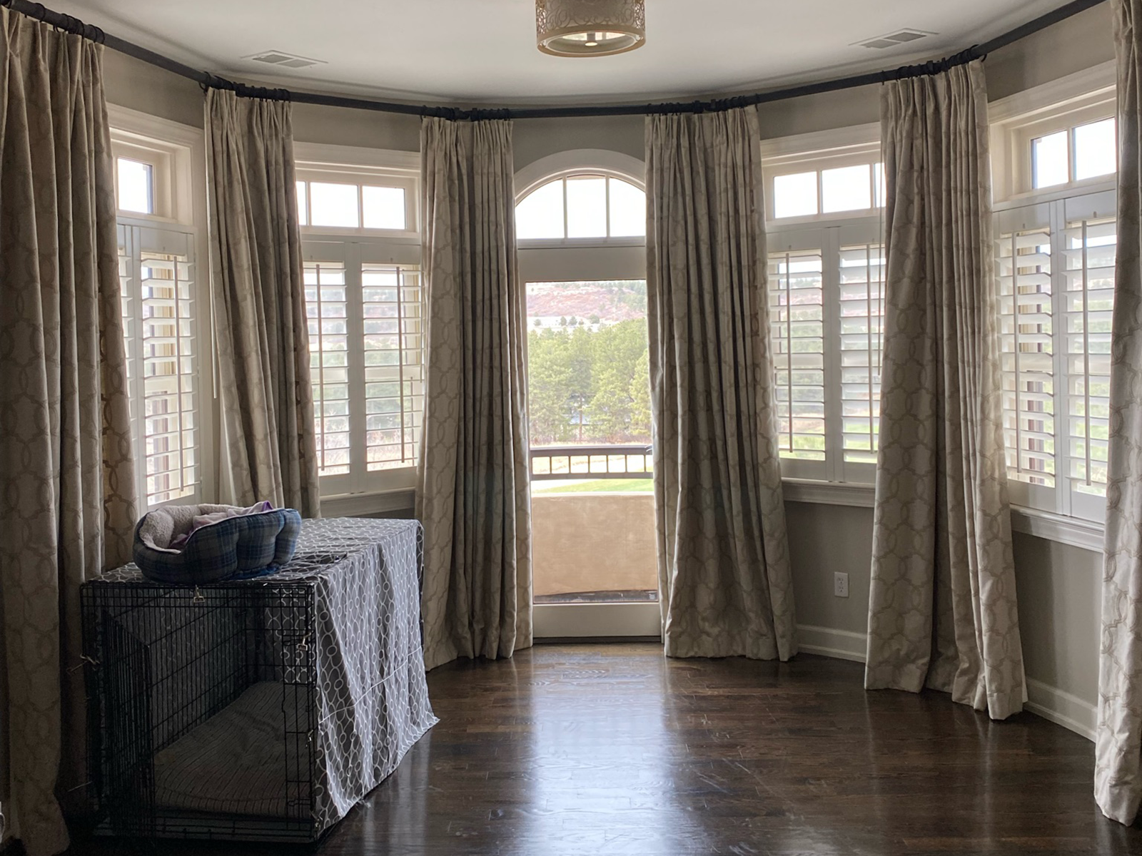 Bay windows in a bedroom and a dog kennel