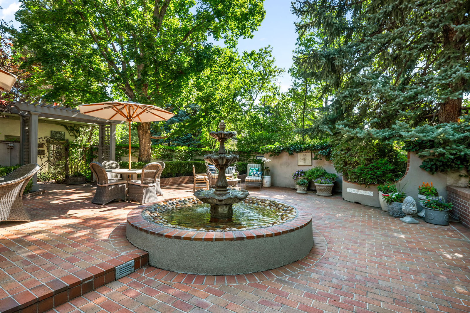 Three-tiered water fountain