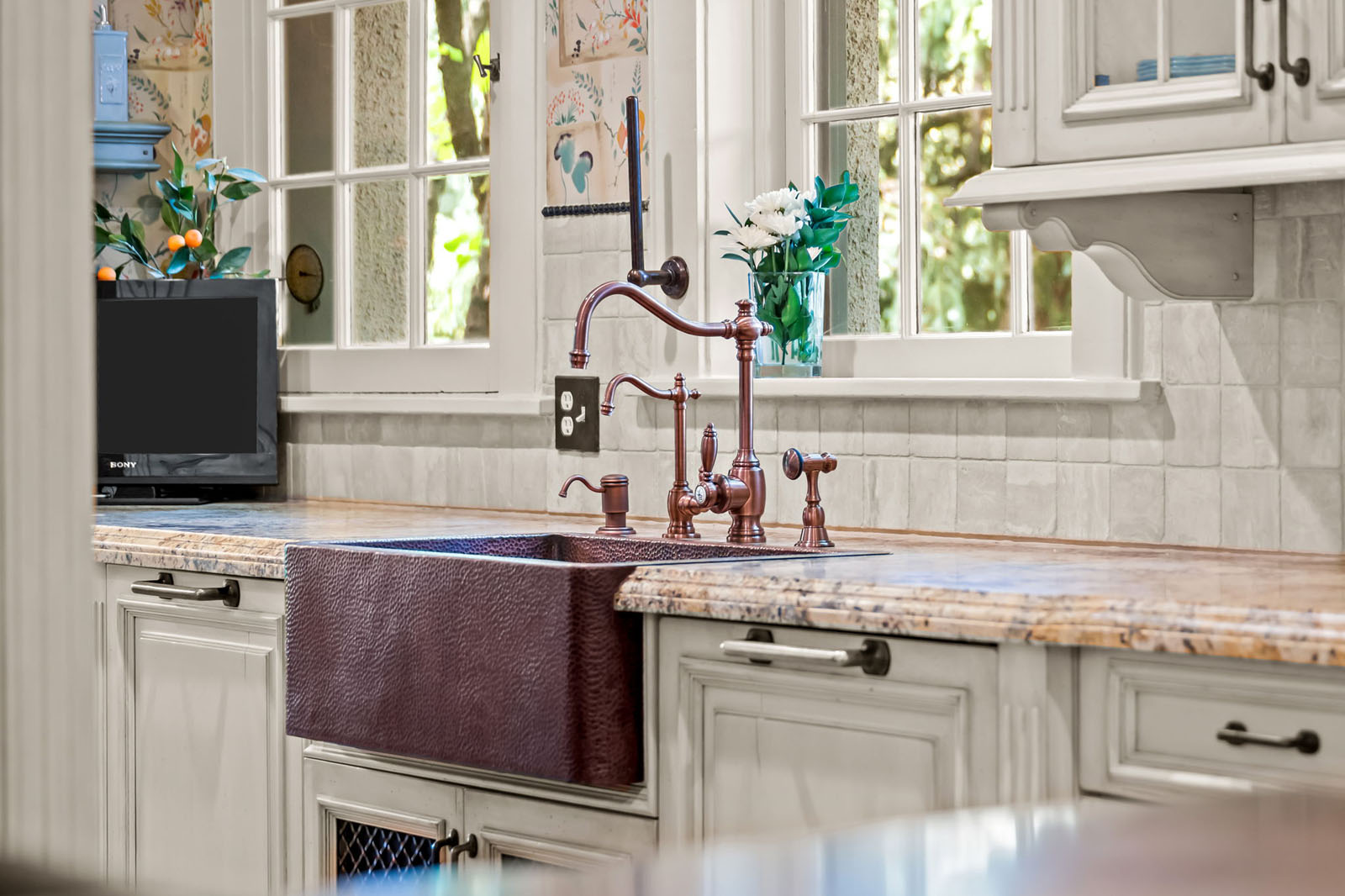 Farmhouse sink in a kitchen